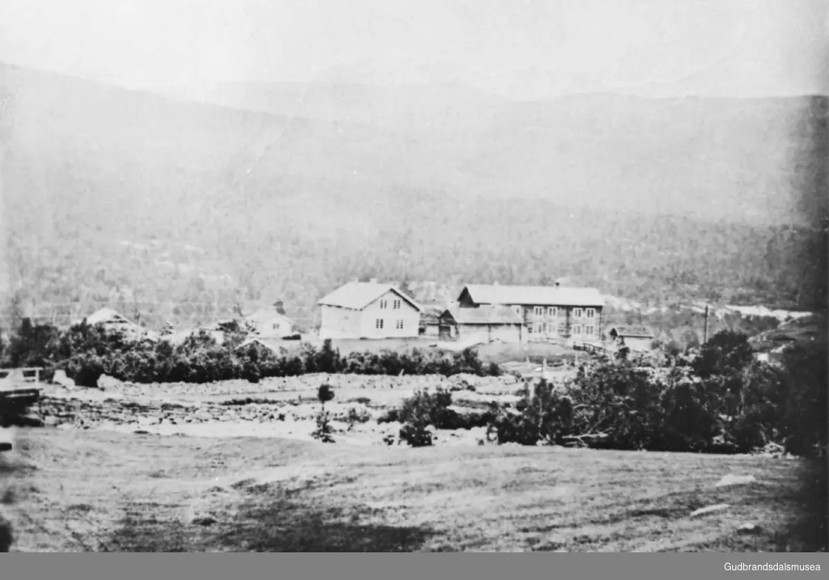 Utsikt mot gårdsplassen i Mølme, jorde og skog rundt, bildet er fra rundt 1890?