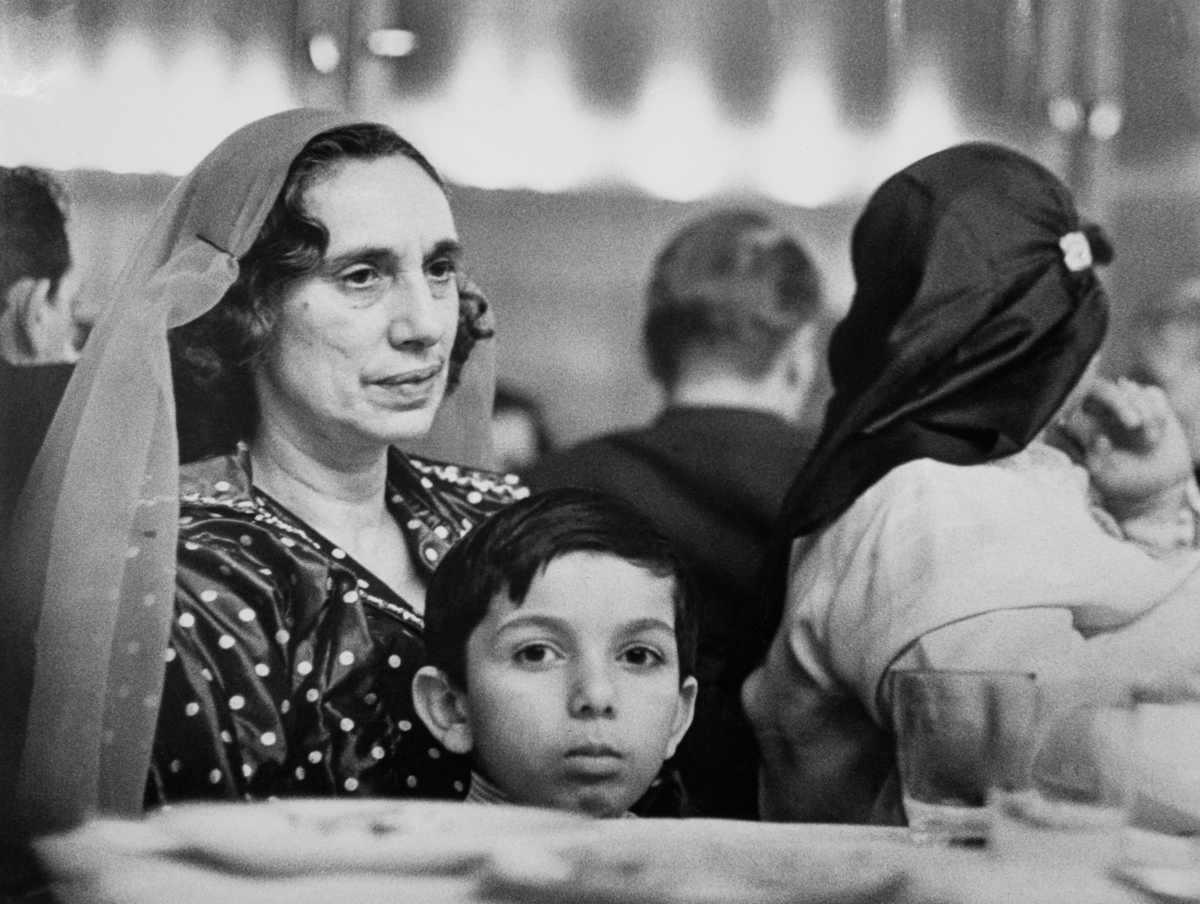 I Franska salen på restaurang Gondolen i Stockholm sitter en kvinna och ett barn vid ett bord. Zigenarsamfundet arrangerar en informationsträff om romska frågor.