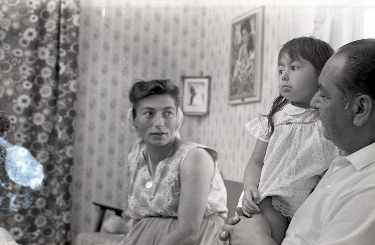 En romsk familj i sin bostad sommaren år 1963. Bilden är tagen i samband med ett nyhetsreportage för Skånska Dagbladet. I reportaget porträtteras familjen och hur de trivs med att ha blivit bofasta.
