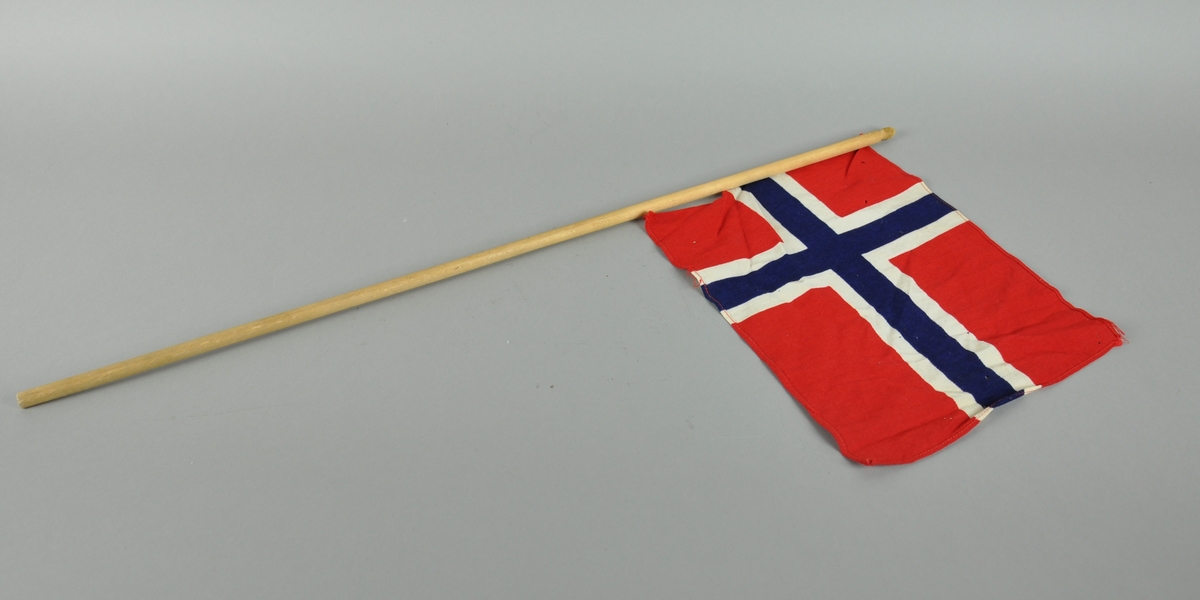 Norsk flagg på trestang.