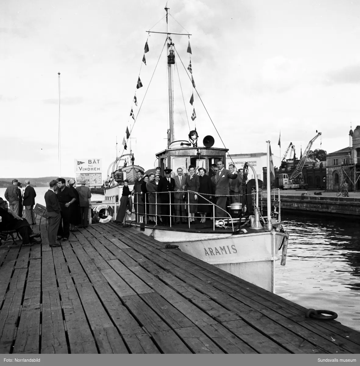 Passagerarbåten Aramis avgår från hamnbassängen mot Vindhem. Med på resan är Gunnar Wilöf.