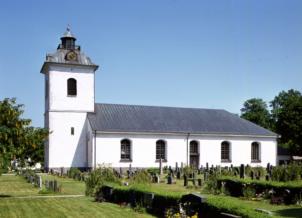 Färgfoto.
Vid platsen för den nuvarande kyrkan i Virestad fanns tidigare en äldre medeltida kyrka. Delar av denna ingår i den nya stenkyrka som byggdes 1799-1800 i nyklassicistisk stil efter ritningar av Per Wilhelm Palmroth vid Överintendentsämbetet. Först år 1830 invigdes kyrkan av biskop Esaias Tegnér.