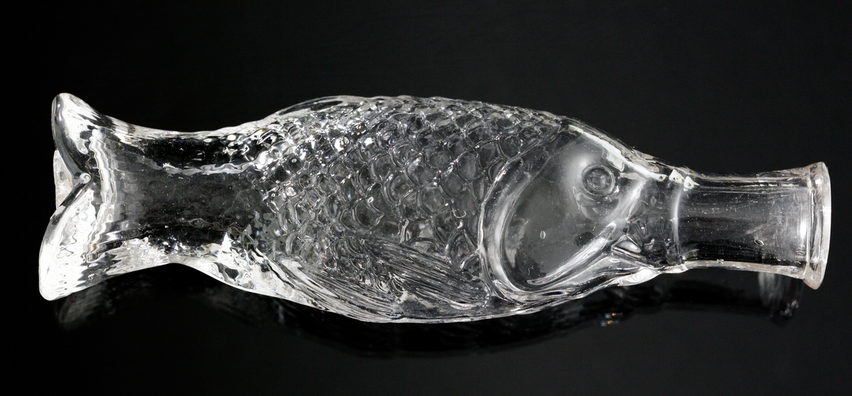 Parfymflaska formad som en fisk.