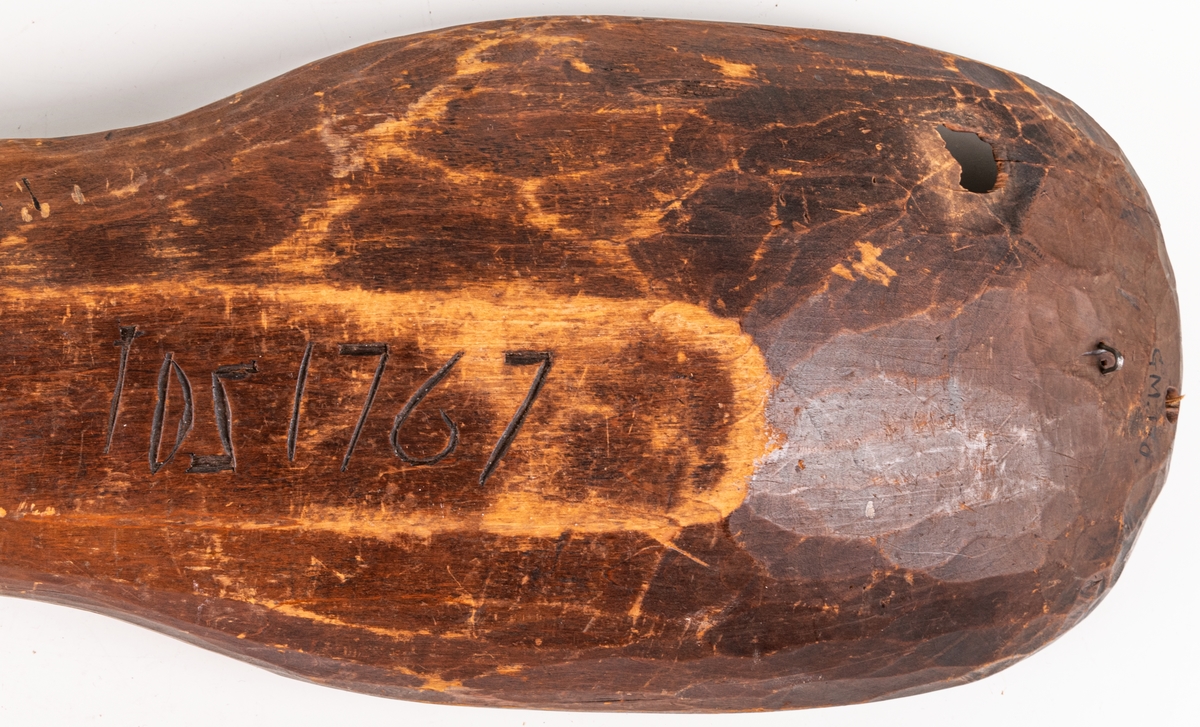 Ärtränna av trä märkt IDS 1767 på undersidan. Av trä, rödbrun färgton.
