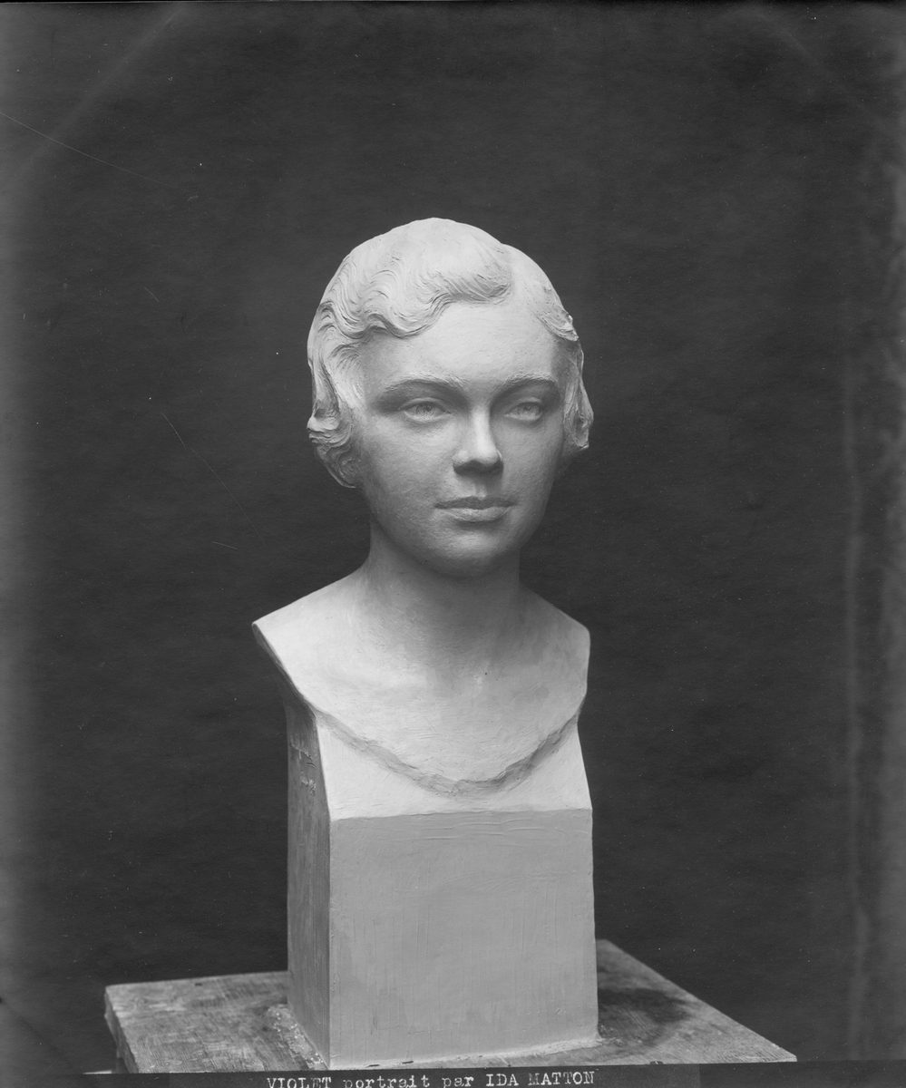 Skulptur av Ida Matton. Violet.