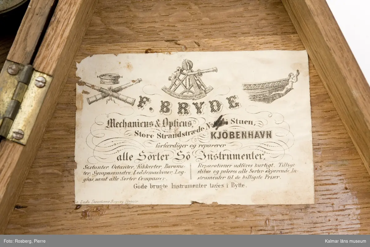 KLM 21181. Oktant. I förvaringslåda av trä. Instrumentet är signerat: Crichton, London. På lådan firmaetikett: F. Bryde, Mechanicus & opticus, Kjöbenhavn.