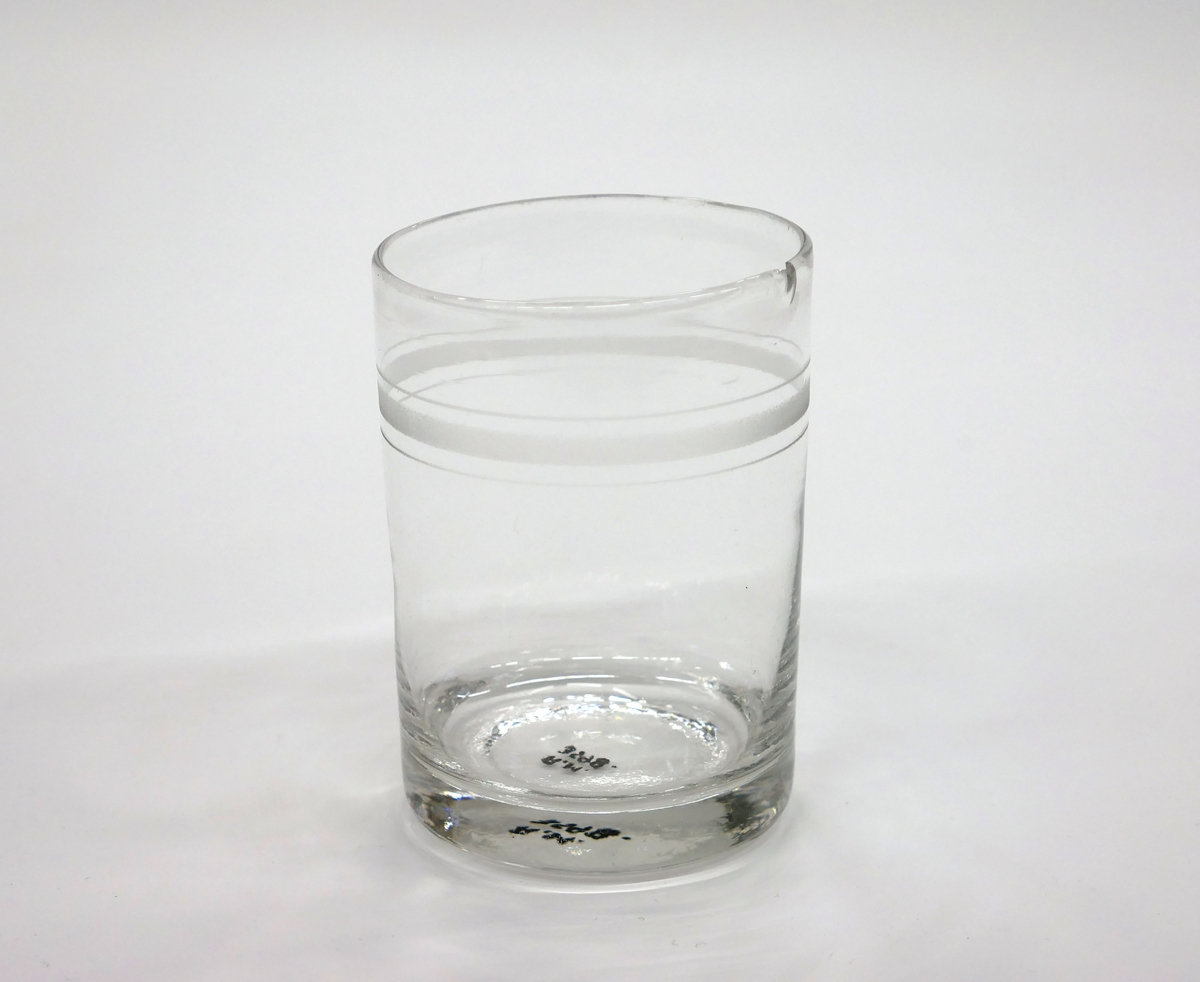 Glas med slipad linjedekor, en bred linje, två smala.