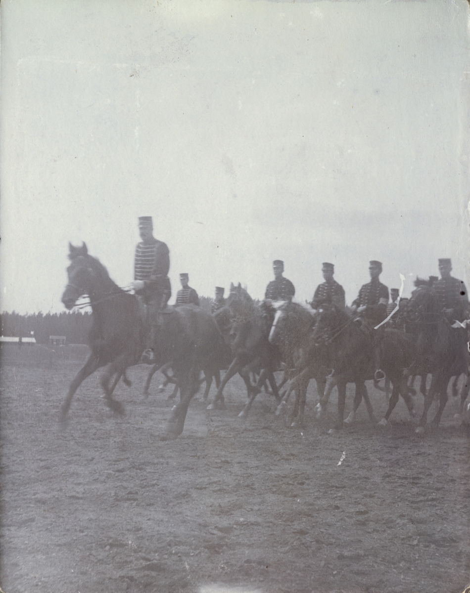 Text i fotoalbum: "Ränneslätt K 4 Kav. aspirantskola 1900". Soldater till häst.