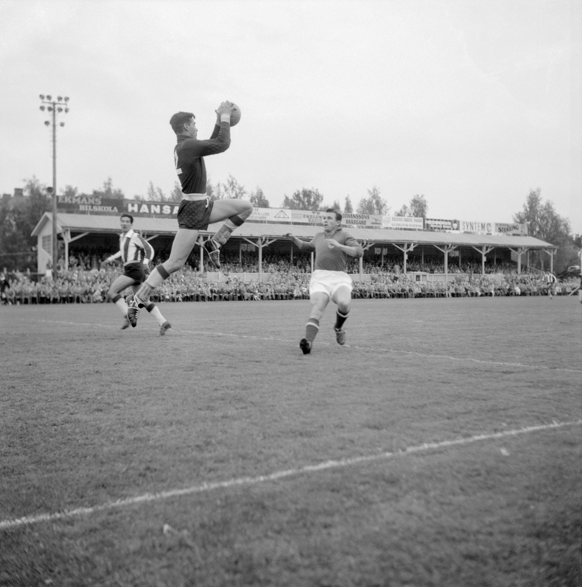 Matchsekvens mellan Paraguay och Skottland under fotbolls-VM i Sverige 1958 där Paraguays målvvakt Ramón Mayeregger elegant avvärjer en skottsk attack. Mötet stod på Idrottsparken i Norrköping, som var värd för två gruppspelsmatcher och en av kvartsfinalerna.