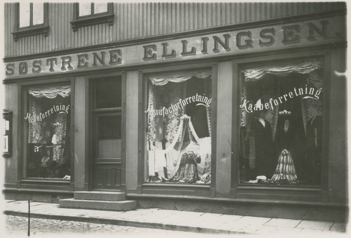 Kongens gate 17.
Ca. 1910. 
Fotograf har stått ved utsiden av butikken.
Detaljer: Søstrene Ellingsens mote.
Historikk: Lars Garder overtok og til slutt Sterud.