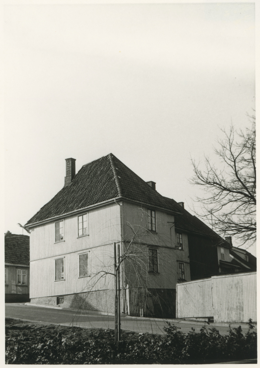 Skoggata.
Tre bilder av samme bygning.
1969.
Detaljer:	Skoggata 11.
Historikk: Revet i 1969.
