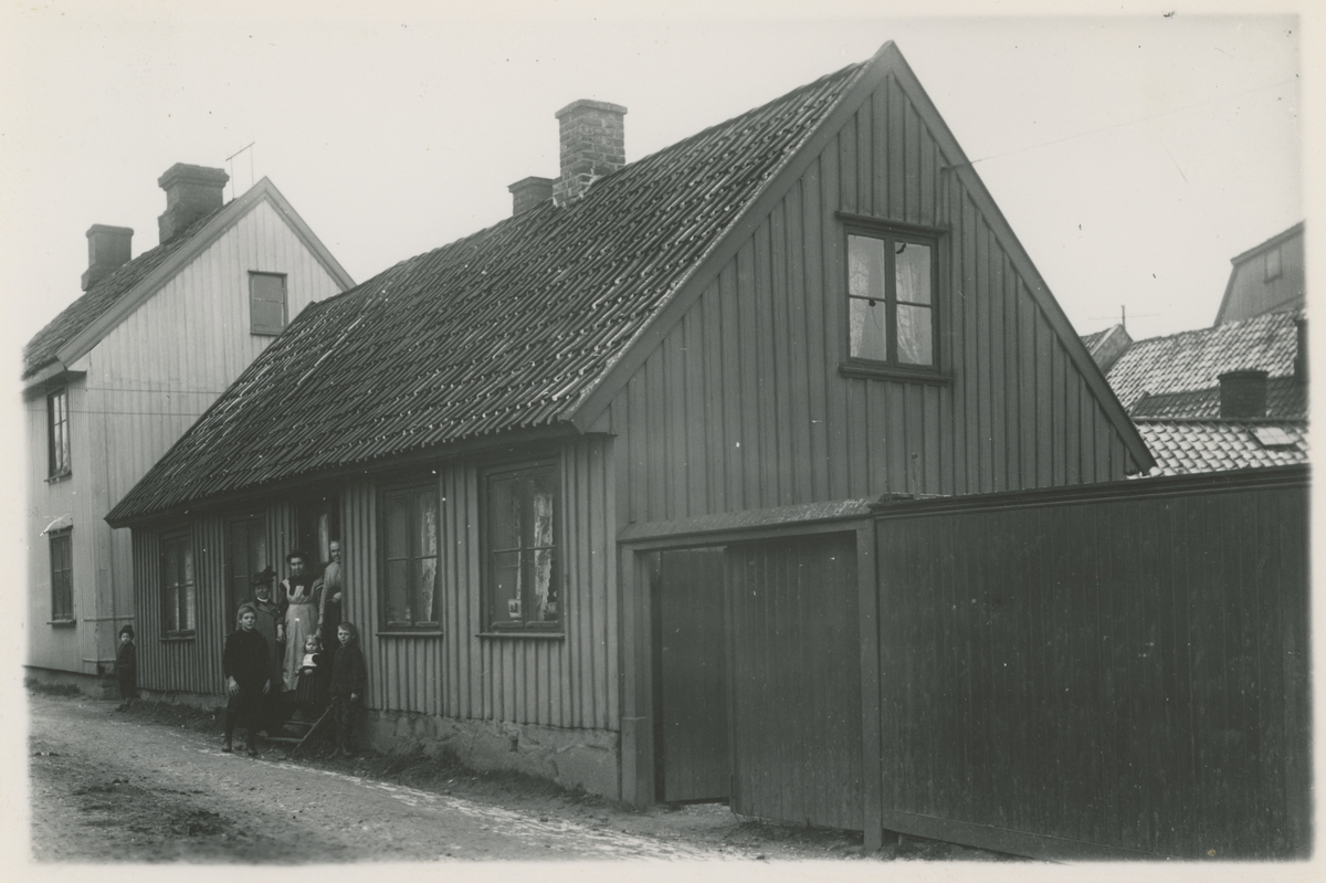 Fjordveien, to bilder, 1910.

Bilde 1:
Nr. 2, bygget ca. 1860.

Bilde 2:
Nr. 4 "Fløterhuset", hvor bensinstasjonen nå ligger.
Bygget fra 1765. Kurvmaker A. Larsen holdt til her.