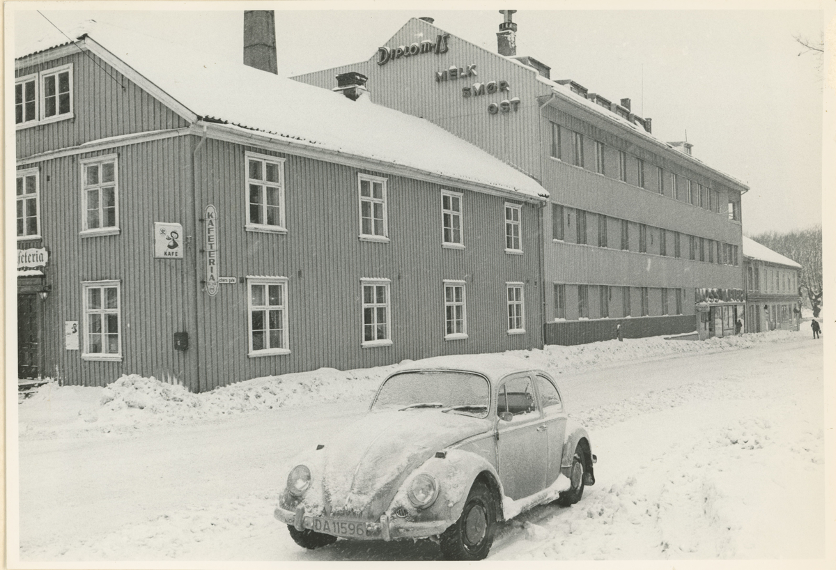 Fleischers gate mot vest, vinterbilde med Carl Johans hospital og Moss Meieri. Ca. 1965.