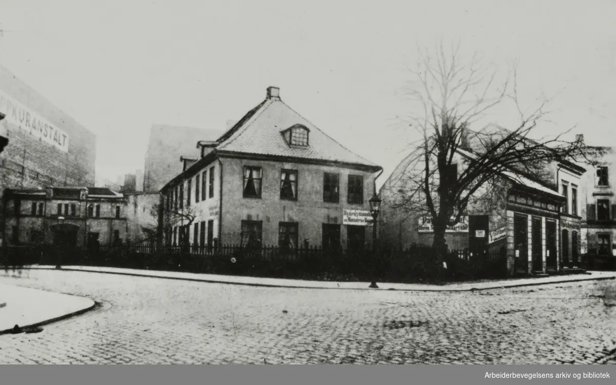 Rosenkrantz gate ved hjørnet av Rådhusgata. 1890