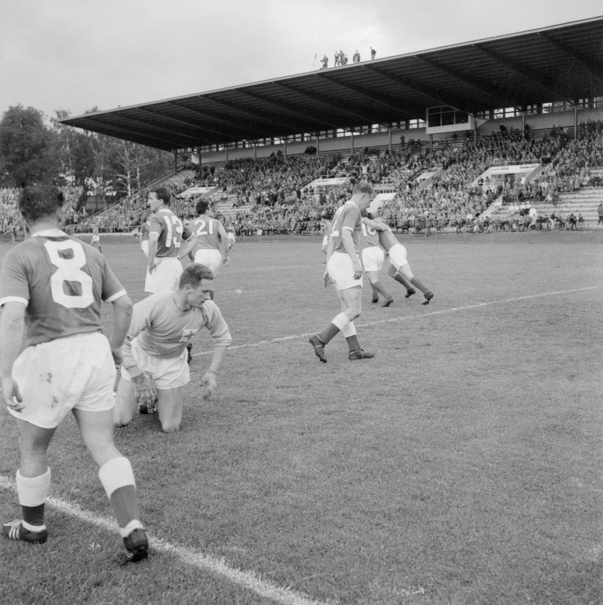 Matchsekvens i kvartsfinalen mellan Frankrike och Nordirland under fotbolls-VM i Sverige 1958. Det franska laget har precis gjort ett av sina fyra mål i matchen, vilket gott och väl räckte för avancemang i turneringen.  För mötet stod Idrottsparken i Norrköping värd och lagom till fotbollsfesten hade den nya VM-läktaren färdigställts.