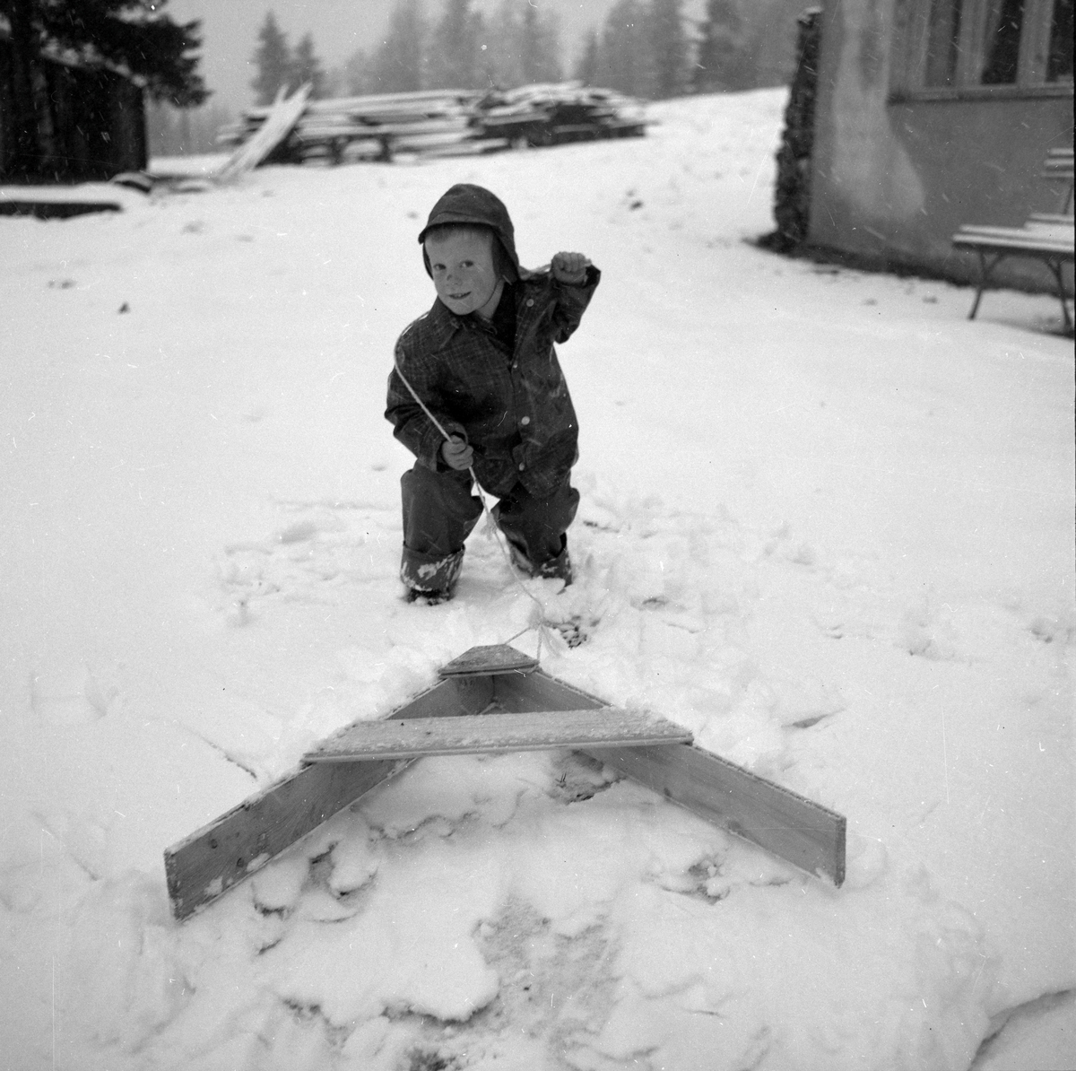 Barn leker i snøen ved Lian