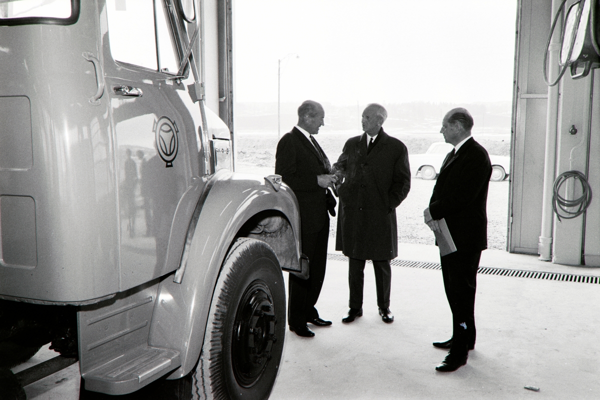 Foto fra åpningen av Norsk Scania-Vabis AS og Hedmark Diesel AS sitt anlegg på midtstranda næringspark ved Hamar i april 1966.