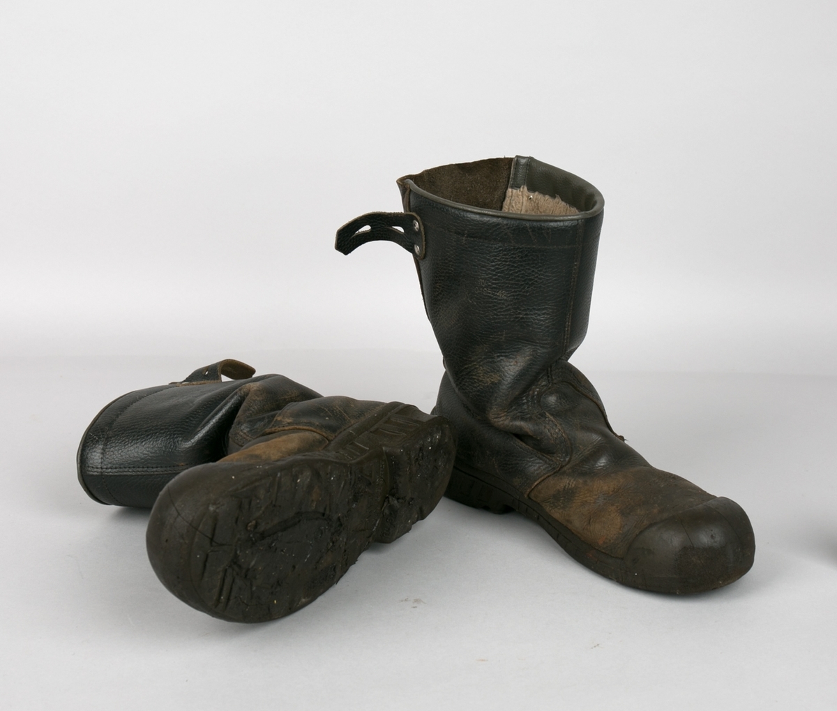 Vernestøvler. Ett par sorte lærstøvler i str. 42. Med vernebeskyttelse i tåparti, gummisåle og hempe bak til stramming av støvel.