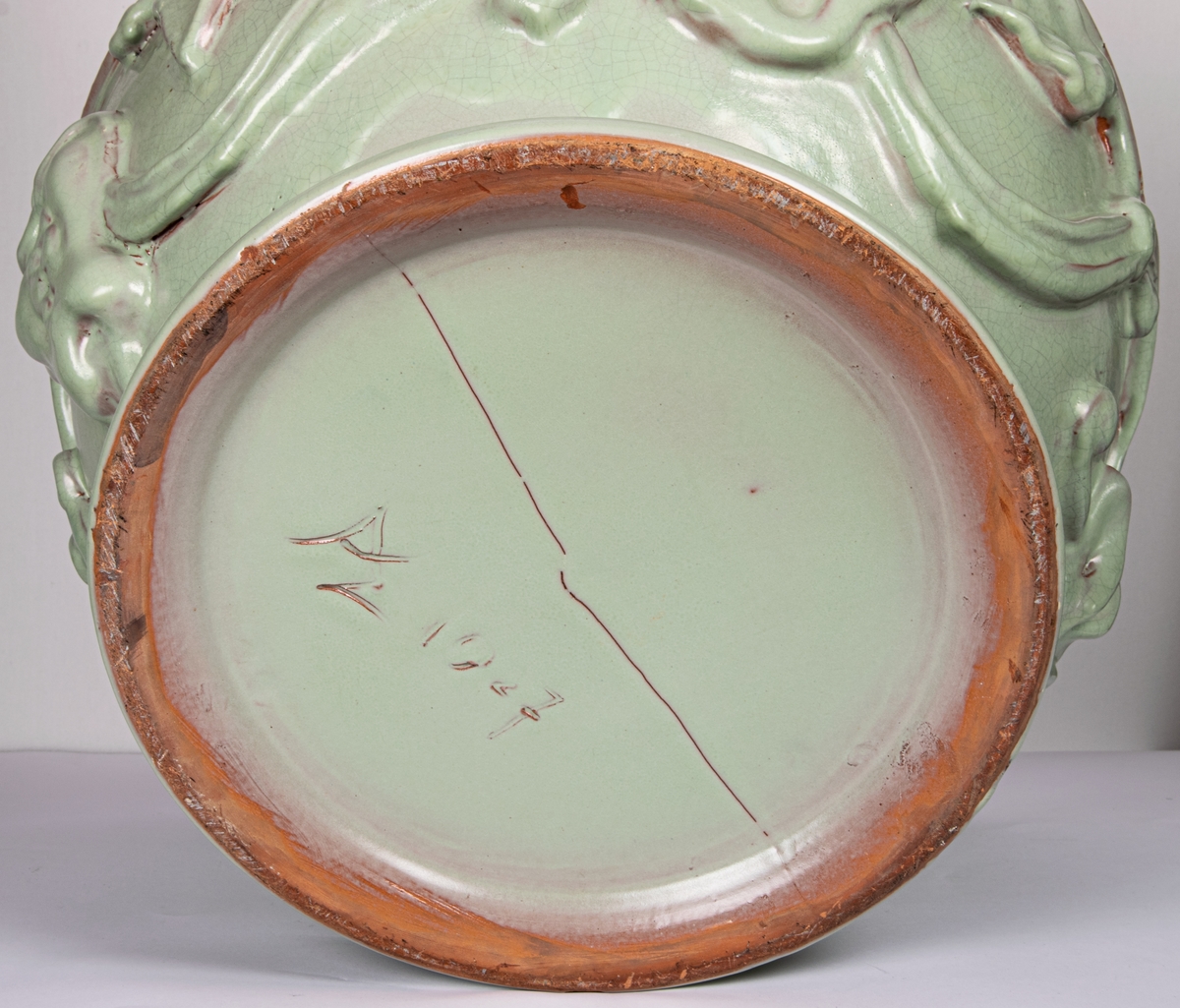 Terrasskruka, Bo Fajans, design Allan Ebeling. Dekor i relief med bladornament, gulgrön krackelglasyr.