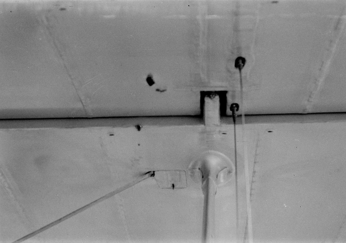 Kulhål i vinge på flygplan Gloster Gladiator gul J, efter beskjutning i luftstrid den 7 mars 1940. Vid F 19, Svenska frivilligkåren i Finland, 1940. Serie om 5 bilder.