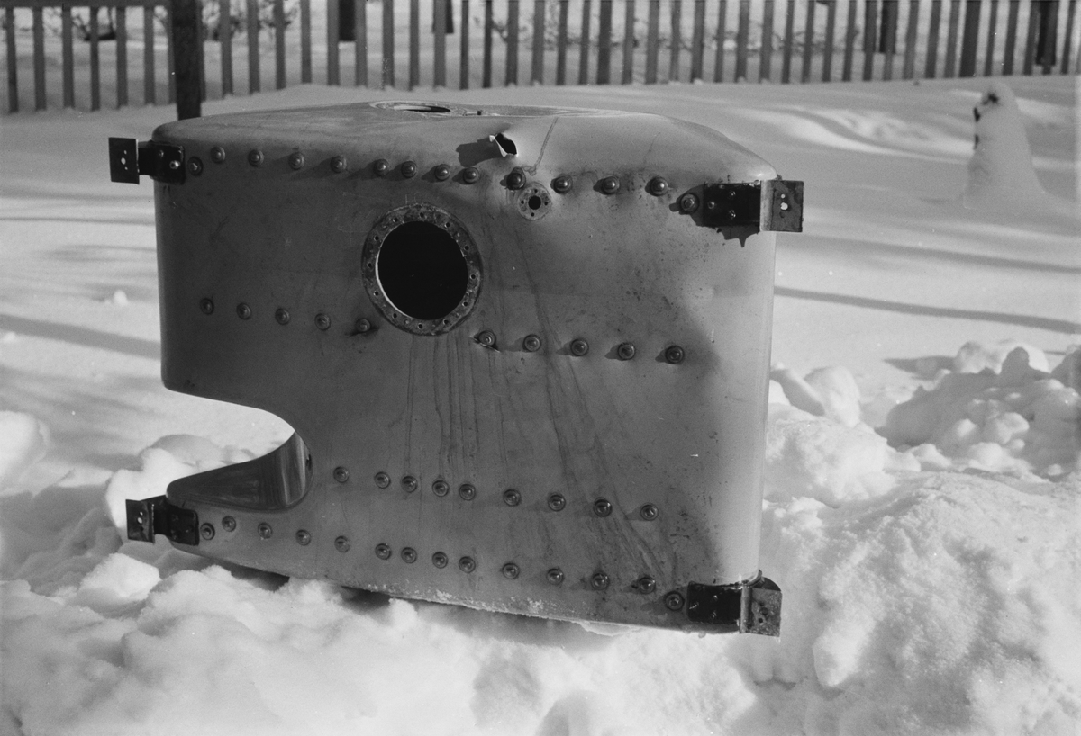 Kulhål i vingtank på Gloster Gladiator gul J, efter beskjutning i luftstrid den 7 mars 1940. Vid F 19, Svenska frivilligkåren i Finland, 1940. Serie om 3 bilder.