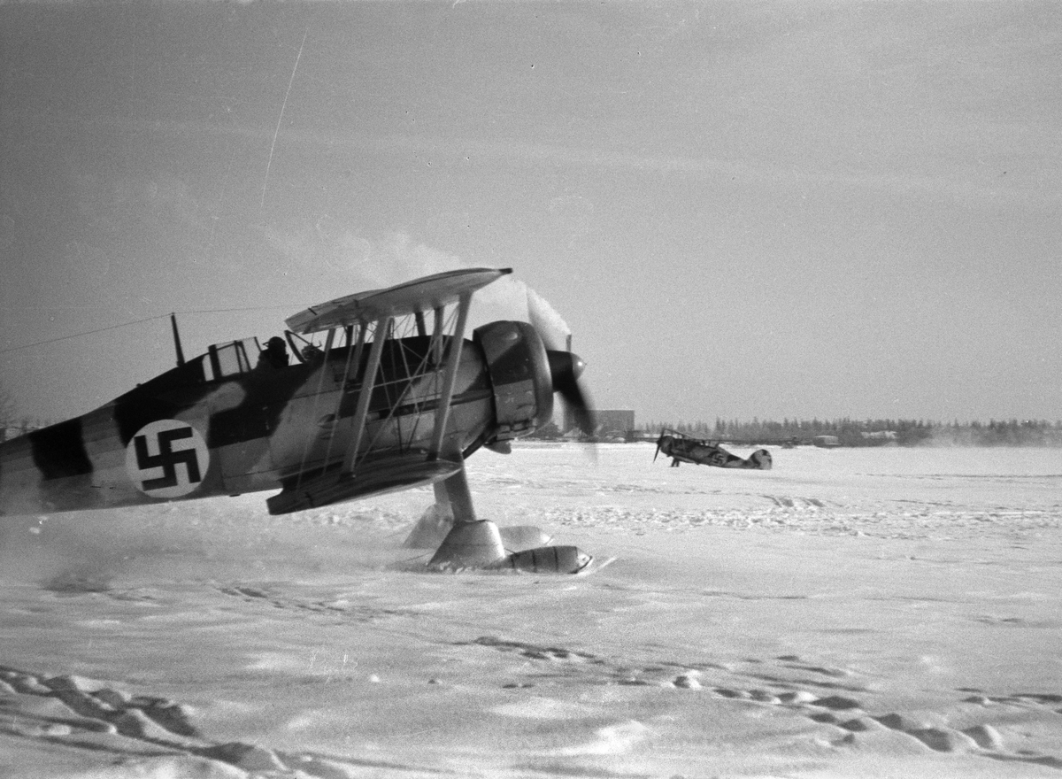 Två flygplan Gloster Gladiator vid F 19, Svenska frivilligkåren i Finland, redo att starta från flygfält den 10 mars 1940.