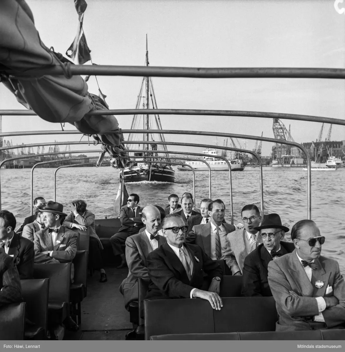 Reportage från pappersbruket Papyrus pressvisning den 29/8 1955. Båttur i Göteborgs hamn.