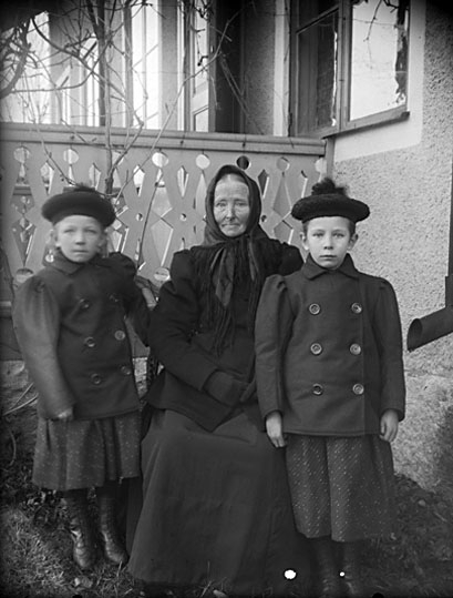 Kvinna och två barn, Lillhärad.