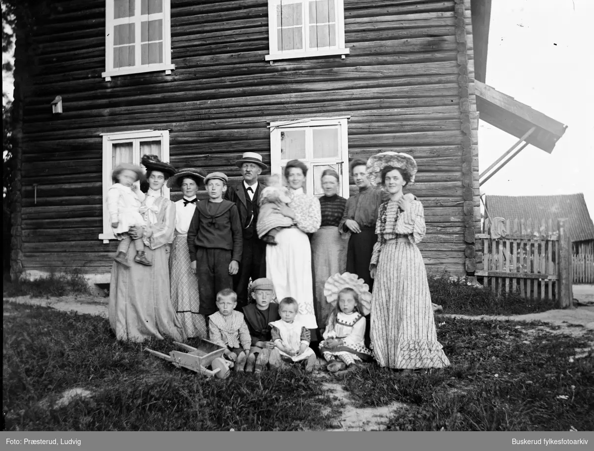 Ved Nymoen skole. Lærer Brekke med barn, svigerbarn og barnebarn
1905