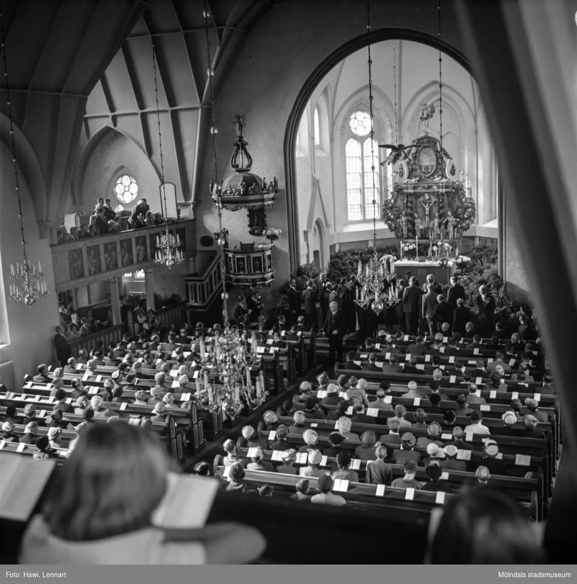 Utdelning av minnesgåvan vid pappersbruket Papyrus 60-årsjubileum. Mölndals kyrka, 24/9 1955.