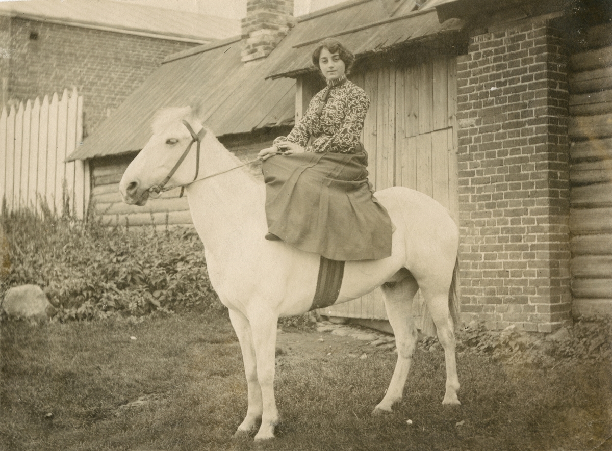 Elisabeth Rostin til hest, Borovichi omkring 1903.