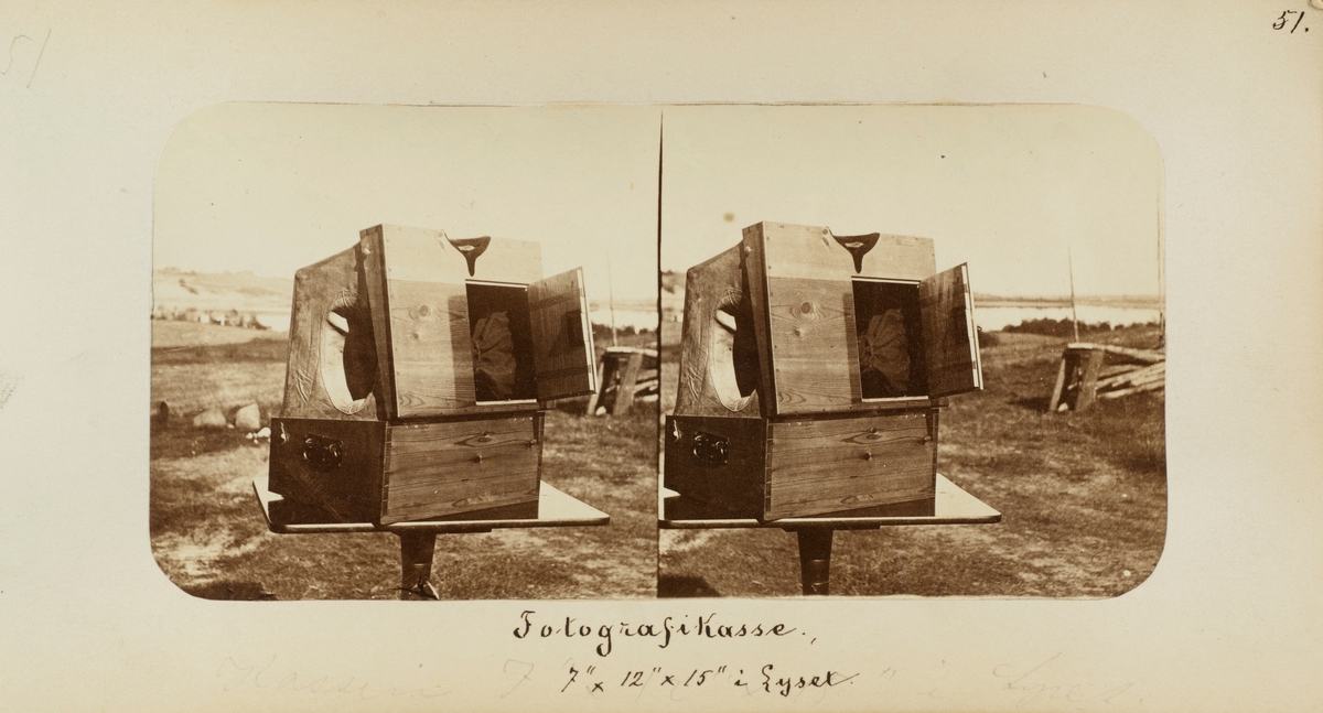Fotografikasse, fotografert i 1862. Tekst: 7" x 12" x 15" i Lyset