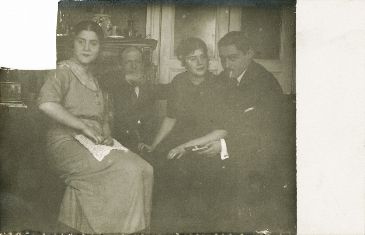 Julia (ytterst til venstre) og Victoria (nr. 3 fra venstre) sammen med to ukjente herrer.