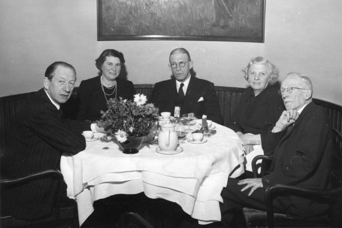 Gruppbild med tre män och två kvinnor sittande runt ett kaffebord. De är från vänster: Ebbe Andrée, Ellen, Elis Andrée, Irma samt Pelle.
