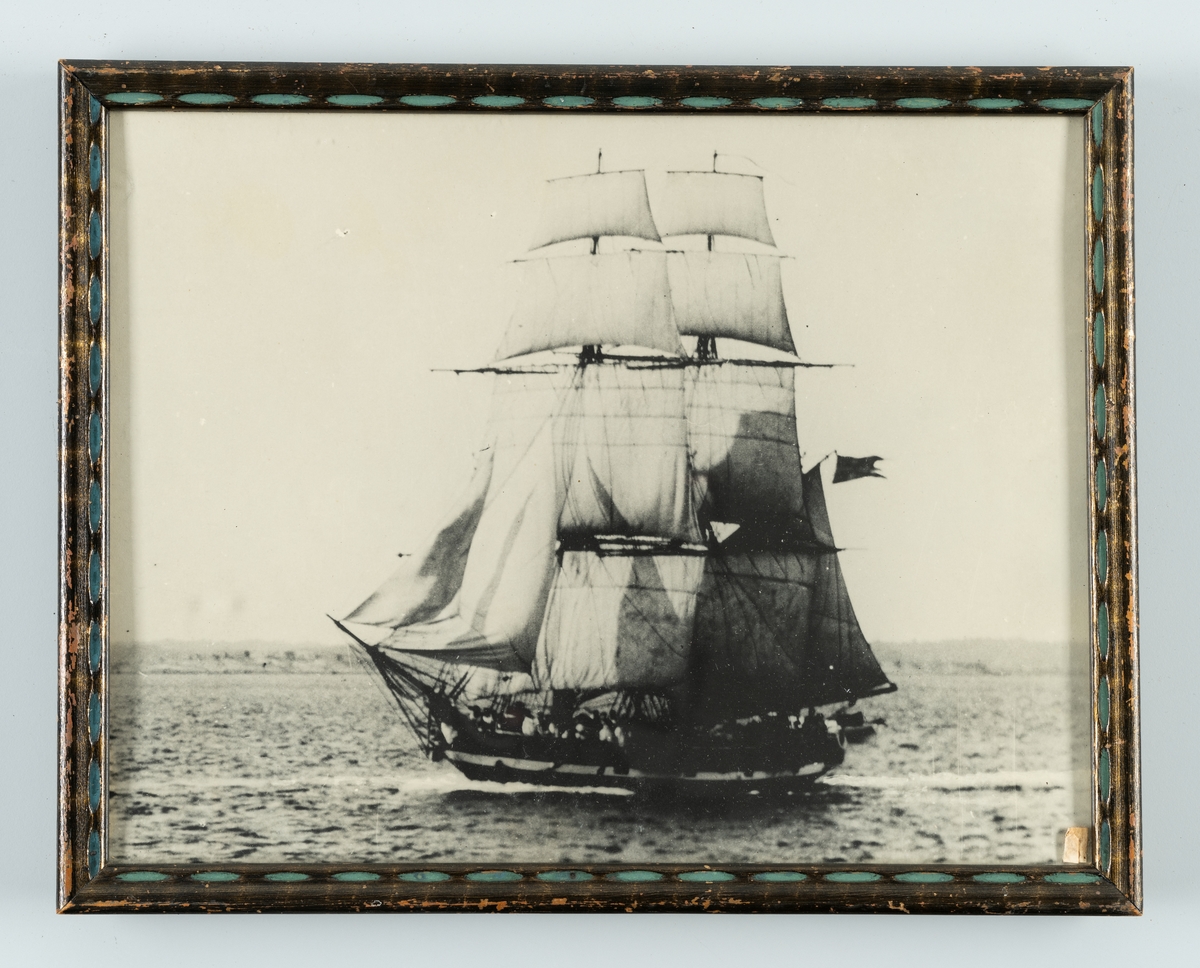 Bilden visar skeppsgossebriggen Skirner till sjöss.