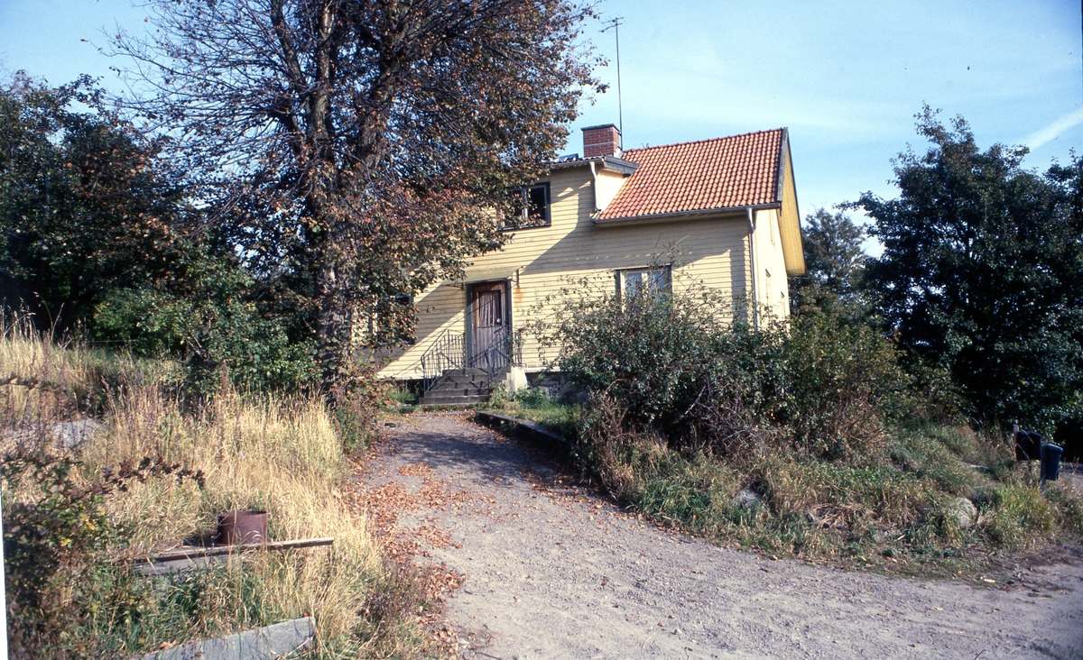 Kålleredgården 1:11 "Hildings", "Örnbergs" år 1978. Hus från 1900-talet som låg vid nuvarande Kållleredgårdsvägen, idag rivet. Ladugården låg på andra sidan vägen.