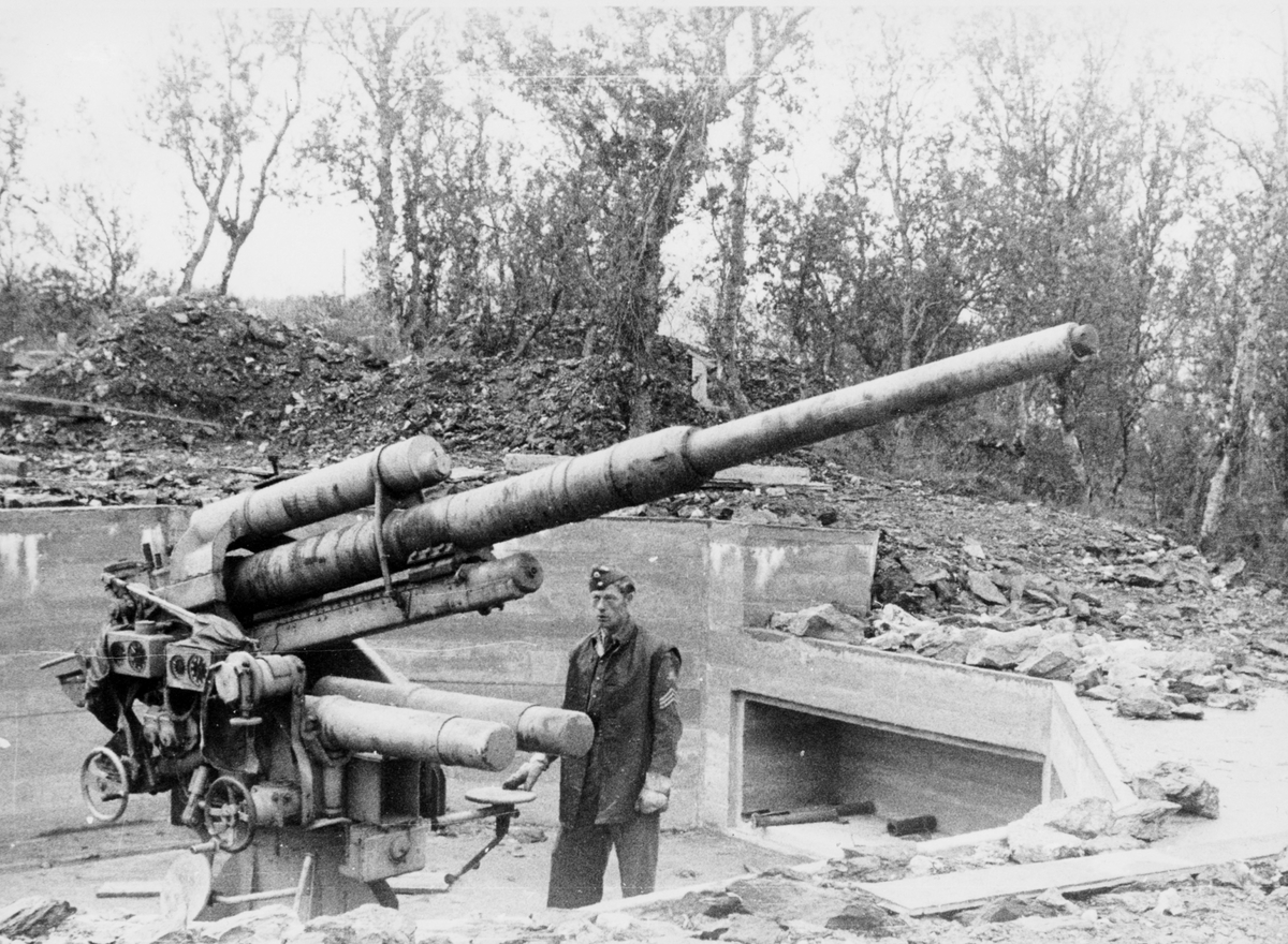 Soldat og en 88 mm luftvernkanon i en stilling på Trondenes fort.