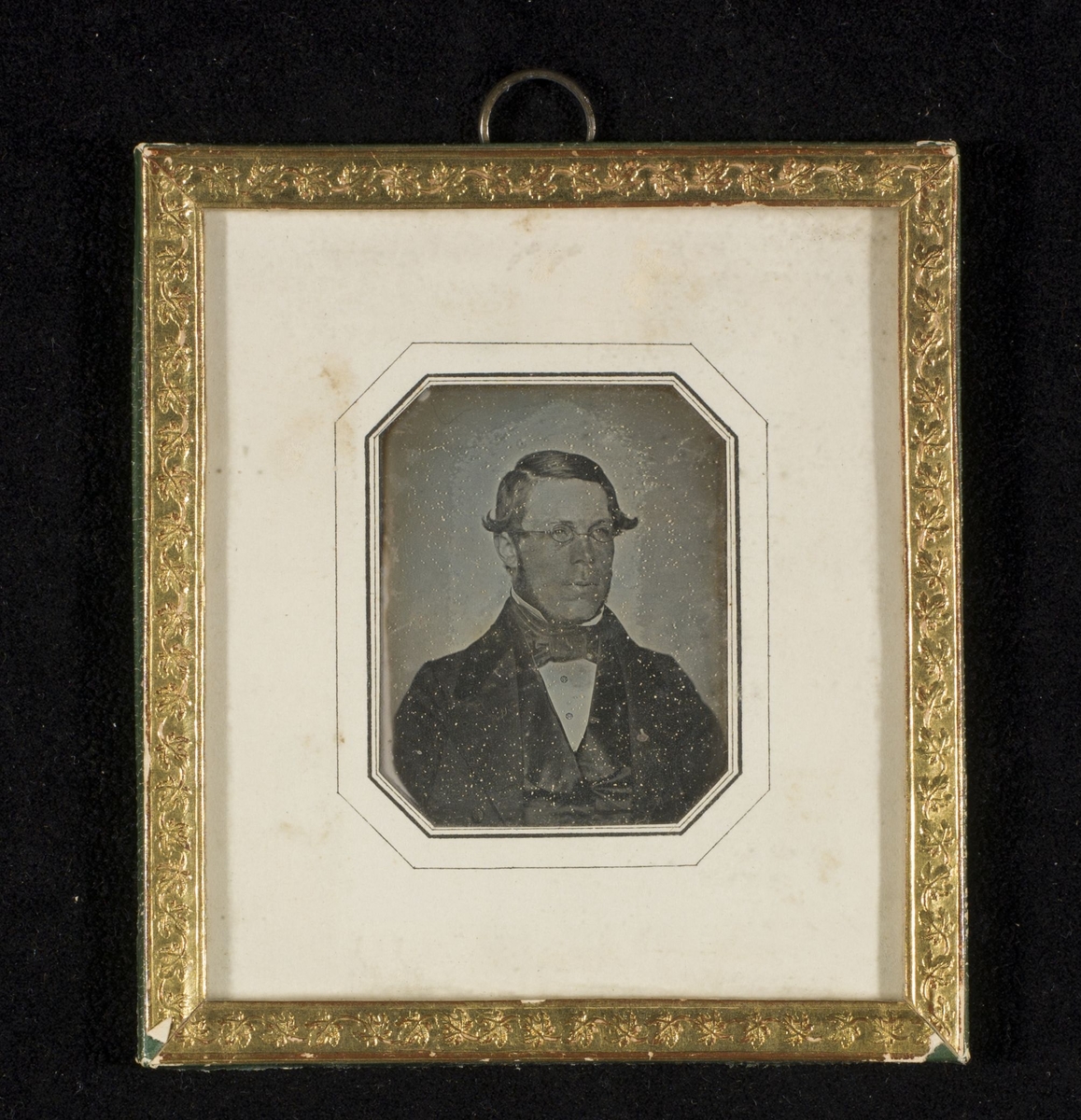 Daguerreotypi av mann med briller.