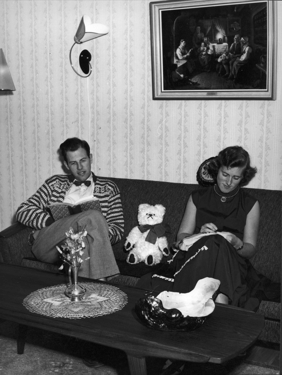 Ektepar sitter i sofaen i leiligheten sin på Sellebakk utenfor Fredrikstad., 1956