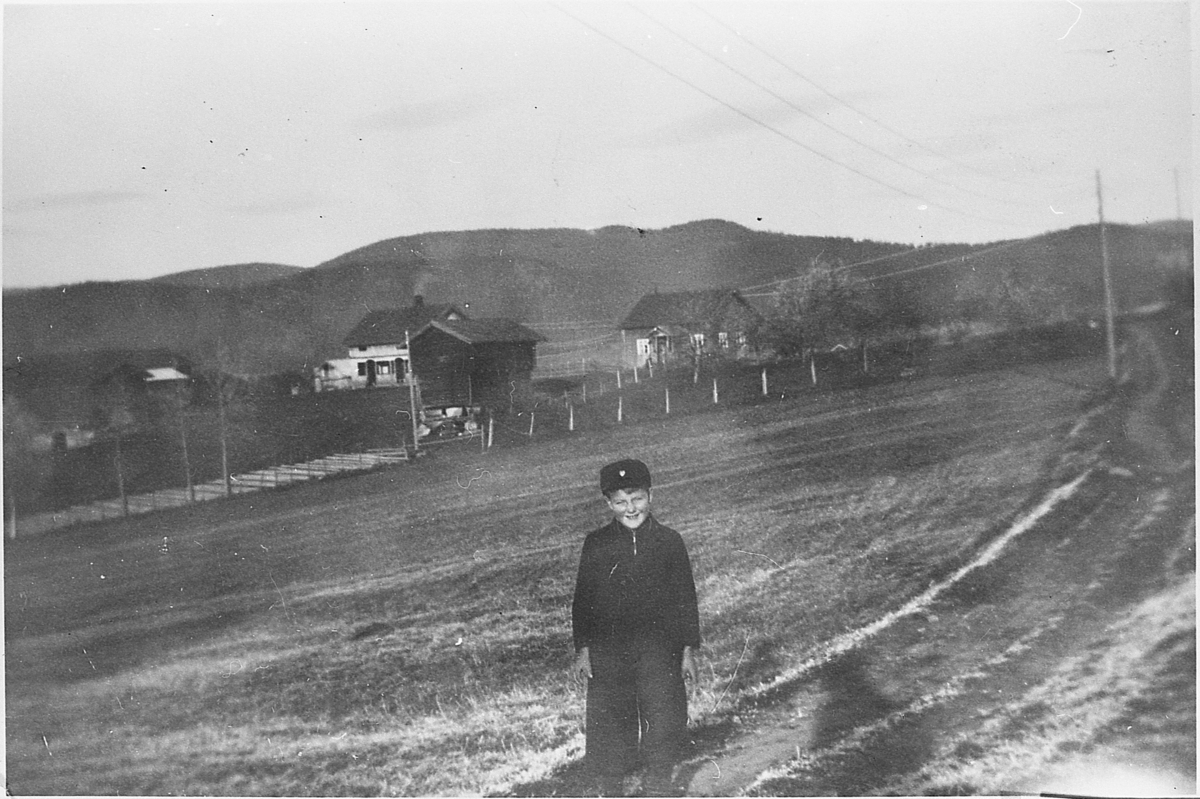 Nedre Grønseth i Sigdal, rundt 1920. Ukjent gutt i forgrunnen.