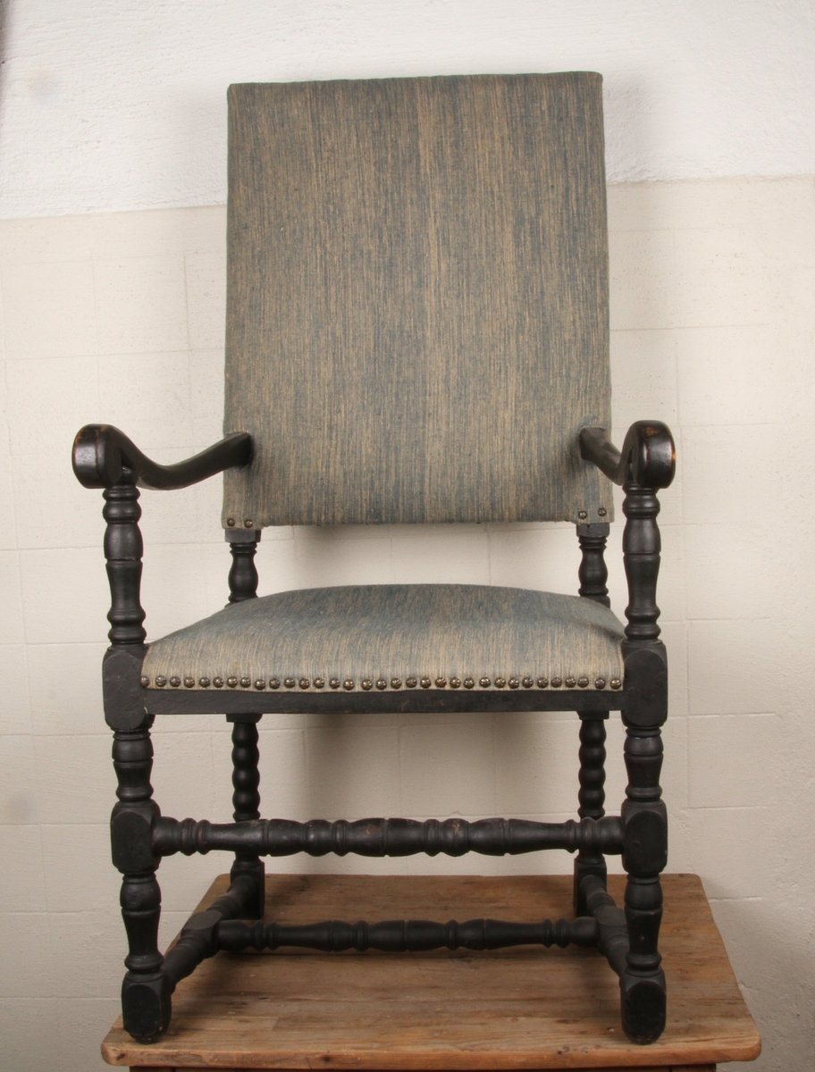 Stolen har høy rygg, dreide bein og tverrtrær sortmalt og blågrått trekk i stol og rygg.