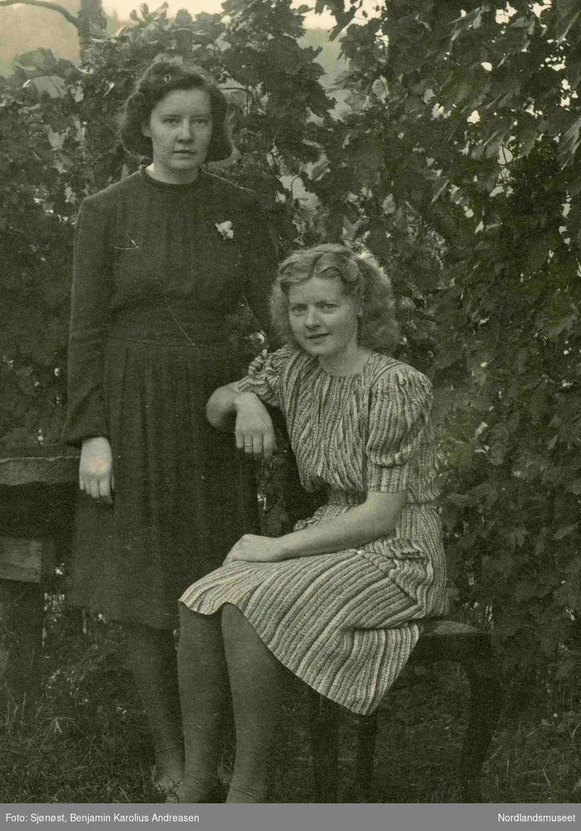 Portrett av to kvinner. Magnhild Holmvåg og Ruth Eitran fra Holmvåg.