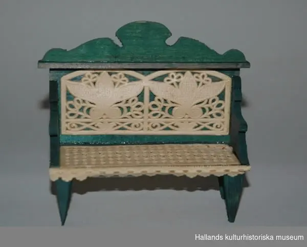 Dockmöbel - soffa, av grönmålat trä påklistrat spetsmönstrat papper.