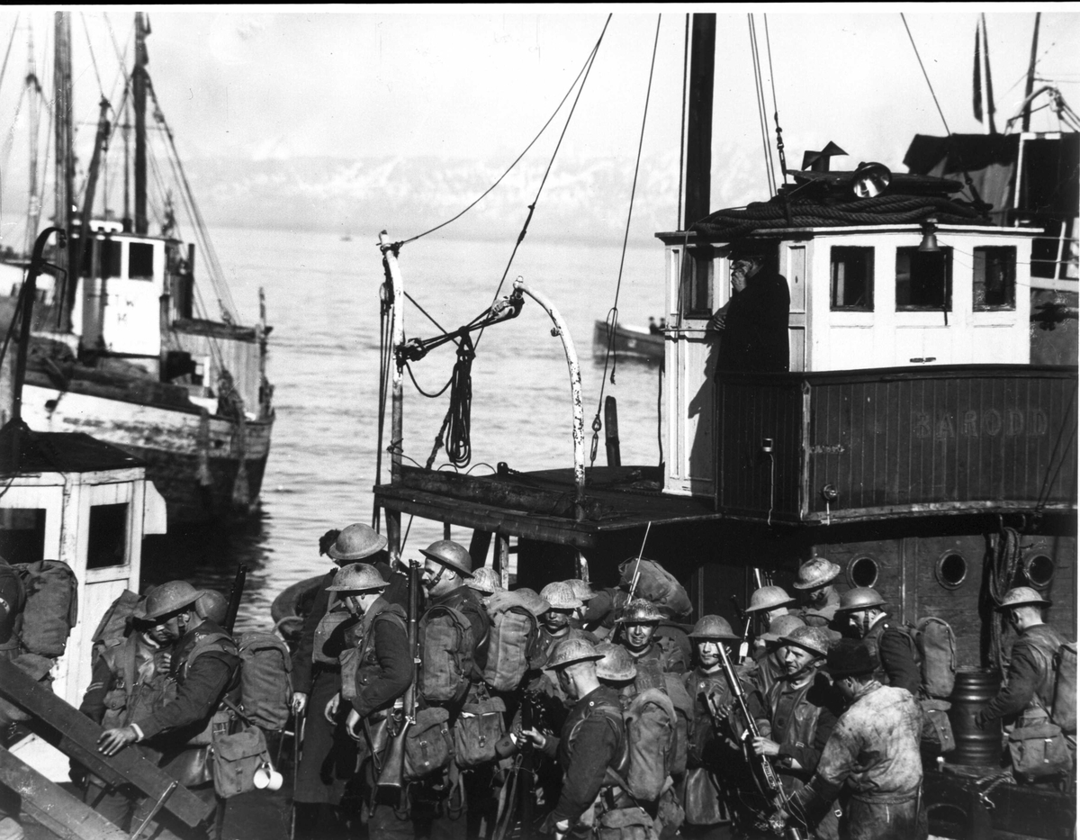 Britiske soldater går i land på kaia i Harstad.