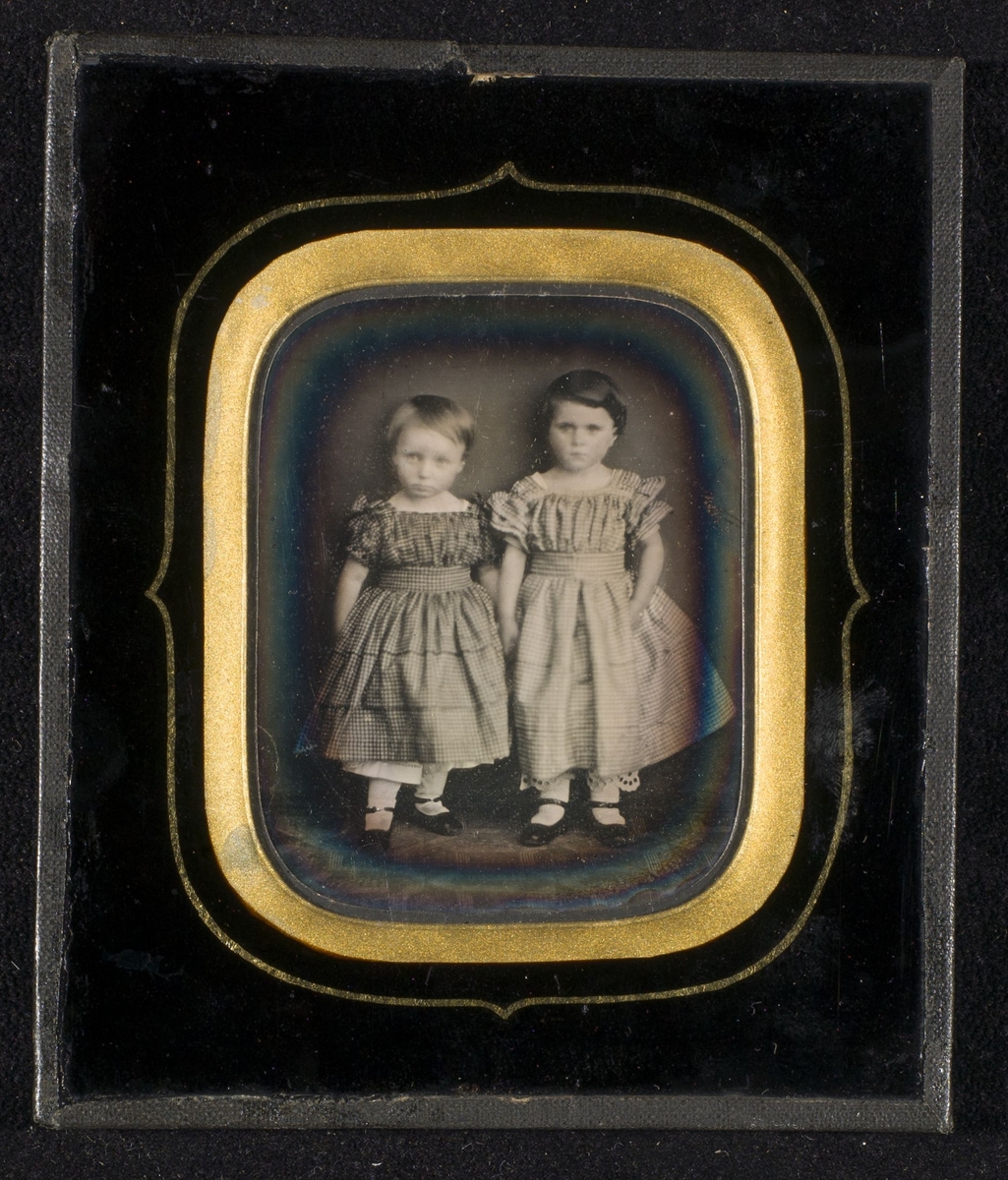 Daguerreotypi av to barn. Pikene er Chatarina Kieding (1858-1927), senere språklærerinne, og Georgine Kieding g. Ennerson (1858-1928).