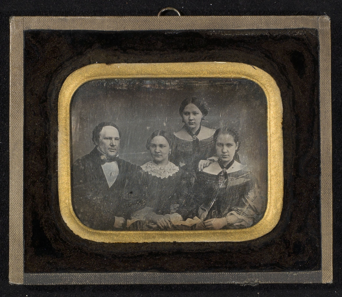 Daguerreotypi av ektepar med to døtre. Fabrikkeier Halvar Olai Rosendahl (1819-1896) og hustru Anne Rosendahl f. Abel (1823-1894) sitter til venstre i bildet. Døtrene Helene Rosendahl g. Johnsen (1841-1917) og Helene Christine Rosendahl g. Riege (1849-1907) til høgre.