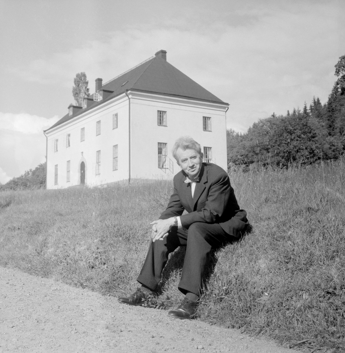 1961 tilldelades övralidspriset litteraturvetaren Gunnar Axberger. Här ses han i en av dagens lugnare stunder med Heidenstams Övralid som fond.