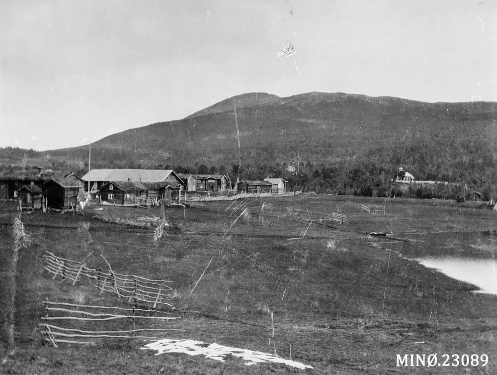 Sønmør Søndre, Holøydalen.
Søndmør Nordre i bakgrunnen.
Holøydalen kapell i bakgrunnen, bygget 1908