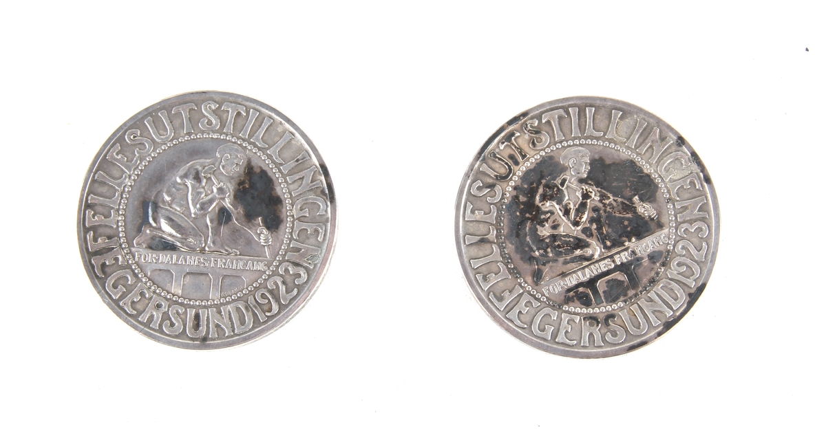 To medaljer fra Fellesutstillingen i Egersund i 1923, oppbevart i hvert sitt etui.