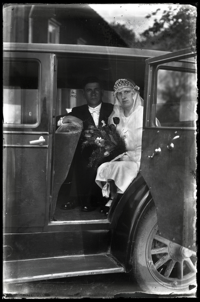 Nygifta på väg i bil